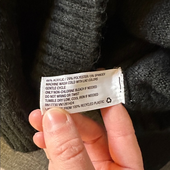 EUC Wild Fable puff sleeve black cropped sweater
Size large (runs small) - Picture 4 of 4